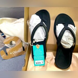 OluKai ‘Aukai Women’s Everyday Leather Flip Flop Sandals in Black - Size 8